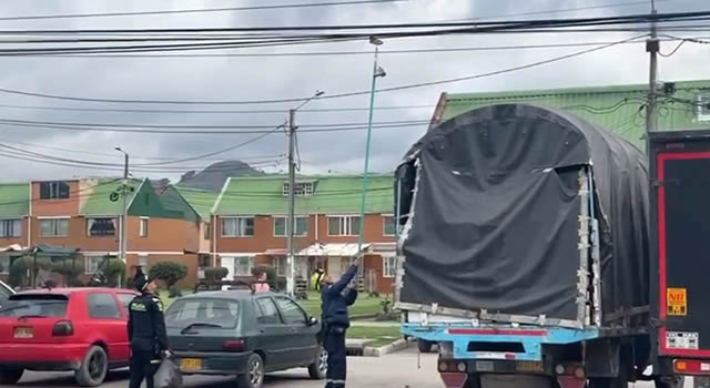 Retiran zapatos colgados de cables en Soacha