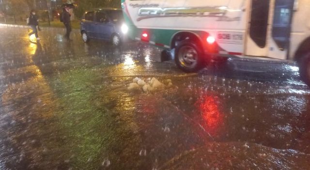 Rebosamiento de aguas residuales en San Mateo Soacha por fuertes lluvias