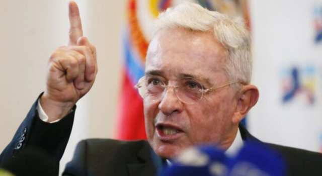 Álvaro Uribe propuso una vaca entre antioqueños para mejorar las vías del departamento