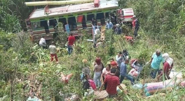 Se volcó un bus en el municipio de Aipe