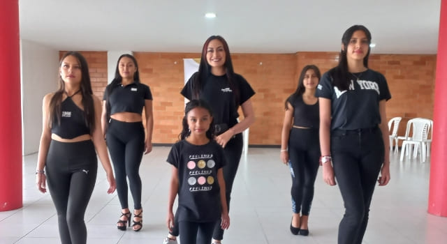 Agencia de Modelaje Estilo y Glamour Lady Tavera ganó el premio de mujer emprendedora 2024 en Soacha