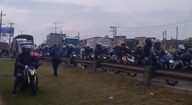Bloqueos en la vía Bogotá - Mosquera por manifestación de carreteros