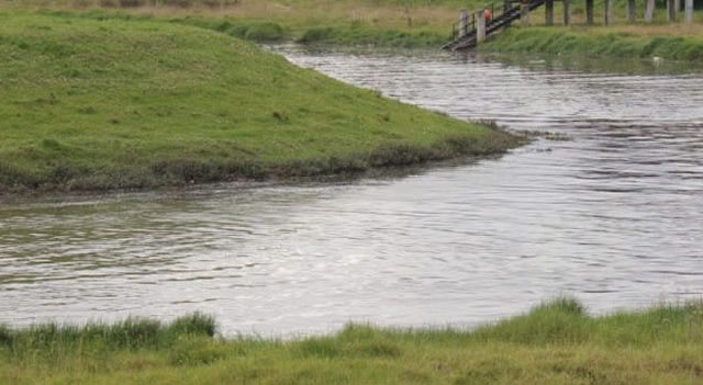 Bomberos buscan hombre que se lanzó al río Bogotá para evitar que lo robaran