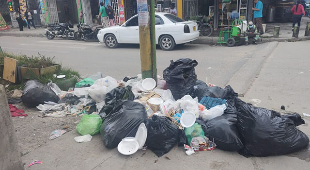 Basura abunda frente de un jardín infantil de Soacha, los niños se están enfermando