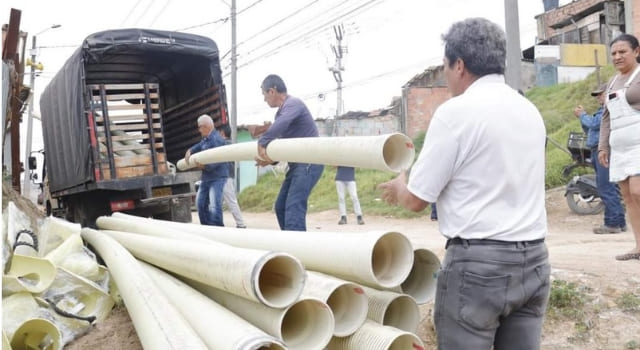 Entregaron tubería de 6 y 8 pulgadas en Altos de la Florida