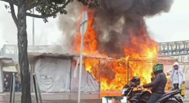 [Video] Fuerte incendio a las afueras del Centro Comercial Imperial en Suba