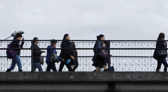 Joven lanzado en un puente por robarlo