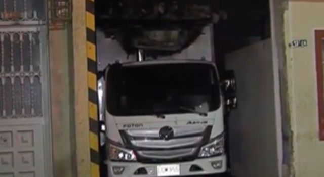 Furgón se incendió dentro de una bodega en Bogotá