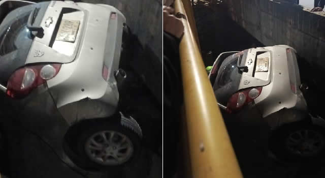 Carro cayó a un caño en aparatoso accidente de tránsito en Bogotá