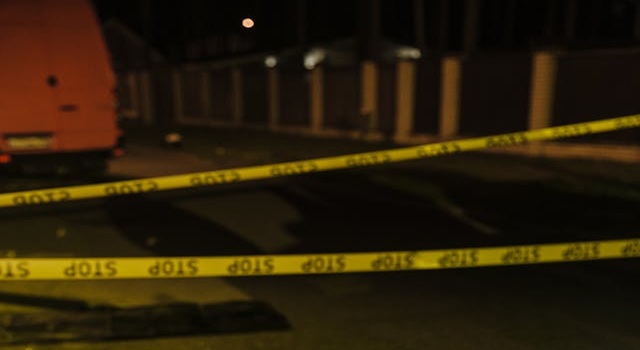 El cuerpo de una mujer fue encontrado en vía pública en Villeta, Cundinamarca. Las autoridades investigan los hechos para identificar a los responsables y esclarecer las circunstancias del crimen.