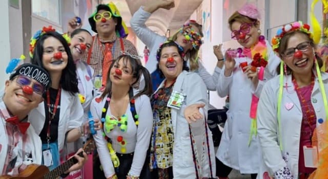 Profesionales de la Subred Sur donan su tiempo libre para promover la salud emocional de los pacientes, combinando humor y empatía.