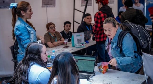 La Mega Feria de Empleo, busca conectar a ciudadanos con oportunidades laborales en el sector servicios, con o sin experiencia, además de facilitar el acceso a empleos formales en Bogotá.