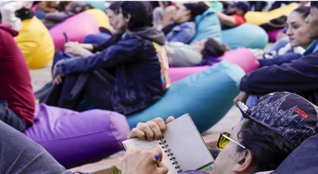 El 15 de diciembre, Bogotá celebrará la Navidad con un evento cultural gratuito que incluye trueques literarios, cine, música y talleres para todas las edades.