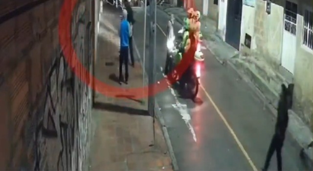 Tres hombres fueron capturados tras robar un vehículo de plataforma en el barrio Restrepo. El caso pone en evidencia los desafíos de seguridad en este tipo de servicios.