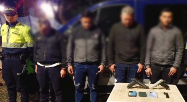En el sector de Santa Bárbara, Usaquén, la Policía detuvo a cuatro personas por su presunta participación en un hurto, incautando armas traumáticas y teléfonos móviles.
