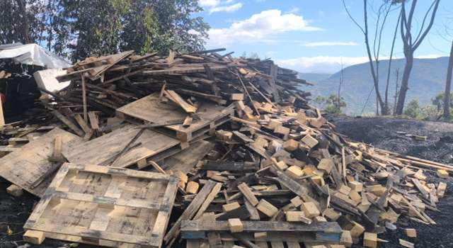 La operación permitió la incautación de material contaminante y la captura de tres personas. La producción ilegal de carbón vegetal en Soacha generaba graves afectaciones en el aire, el suelo y la flora del sector.