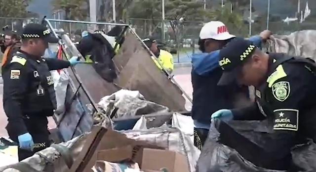 La Policía de Bogotá desplegó más de 400 uniformados para llevar a cabo operativos de seguridad en el barrio San Bernardo. Estas acciones buscan combatir el tráfico de estupefacientes y desarticular bandas criminales.