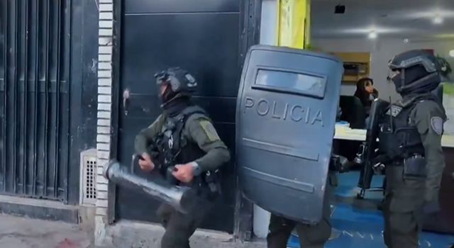 Tres capturados y más de 500 dosis de droga incautadas en operativos contra el crimen. Durante los allanamientos en Kennedy, las autoridades encontraron licor adulterado, armas blancas y dinero en efectivo.