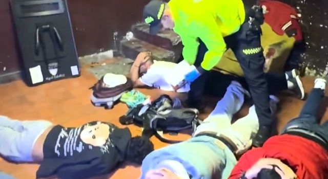 Las autoridades ejecutaron 15 allanamientos en San Bernardo, logrando la captura de 11 personas y la incautación de armas, dinero y más de 22.000 dosis de estupefacientes.
