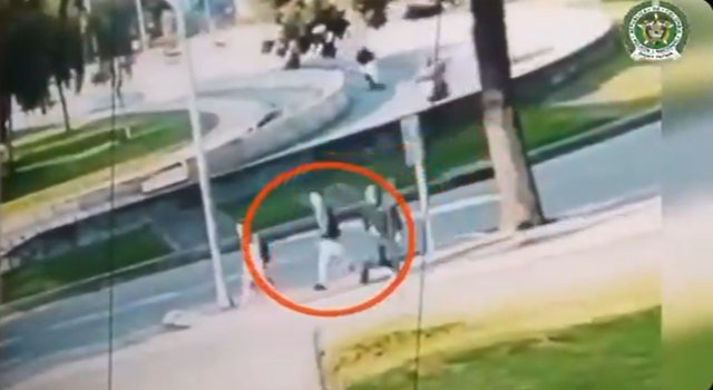 La denuncia de una víctima permitió la captura de tres hombres que asaltaban a ciudadanos a las afueras de centros comerciales en la localidad de Suba. Los detenidos usaban un taxi para huir tras cometer los robos