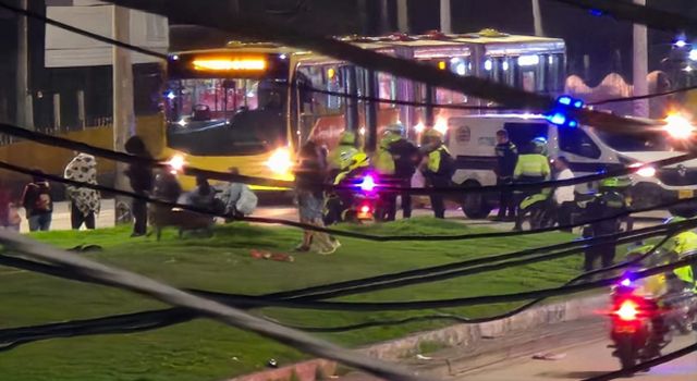 La explosión en San Bernardo, ocurrida en medio de una disputa entre grupos delincuenciales, dejó un saldo de tres personas fallecidas y nueve heridas. Las autoridades capturaron a dos presuntos responsables.