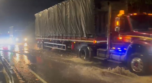 Las fuertes lluvias de la noche y madrugada causaron inundaciones en Bogotá perjudicando varias vías. La Autopista Norte con calle 245, Suba, Kennedy y Fontibón fueron algunos de los sectores más afectados.