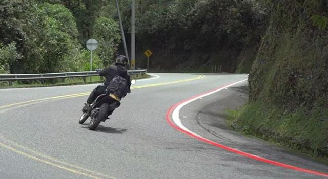 Concesión La Pintada implementó la estrategia "Líneas de Vida", que consiste en la demarcación de líneas rojas en la vía. La iniciativa busca alertar a conductores y peatones sobre los tramos de mayor riesgo.