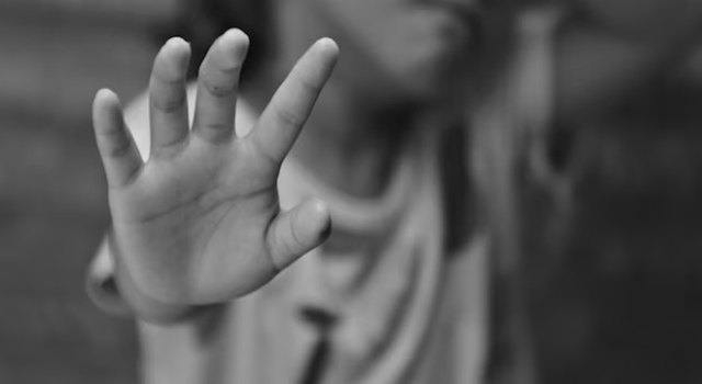 Una madre abusó de su hija de 8 años y grabó los actos para distribuirlos, según la acusación. La Fiscalía reveló que los videos llegaron a plataformas de pornografía infantil antes del rescate de la menor.