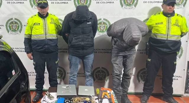 Dos hombres fueron sorprendidos tras un robo a un apartamento en Chapinero. La rápida reacción de la Policía permitió capturarlos y recuperar los objetos de valor que habían sustraído.