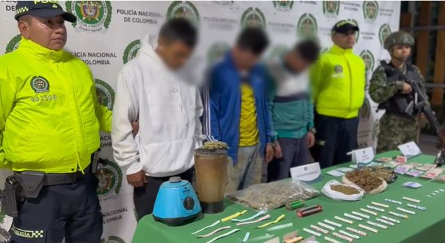 En un operativo sorpresa, la Policía Metropolitana capturó a tres personas señaladas de manejar una red de tráfico de droga en Soacha, barrio San Rafael, donde recaudaban millonarias sumas mensuales.