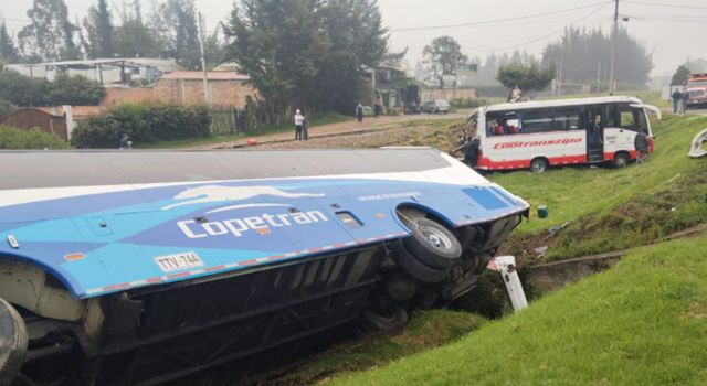 Un fuerte accidente de tránsito se registró en la vía Bogotá-Tunja, municipio de Gachancipá. El choque de dos buses de transporte público dejó un saldo preliminar de 12 heridos y la posibilidad de víctimas fatales.