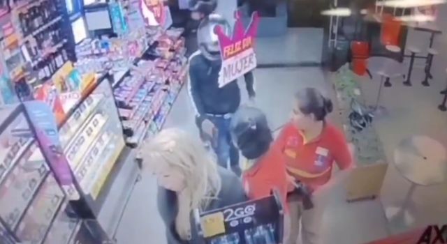 Tres delincuentes fueron interceptados por la Policía luego de robar licor, cigarrillos y pertenencias de una cliente tras asaltar una tienda Oxxo en Usaquén. Los elementos heridos fueron recuperados.