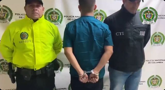 La captura de un joven en Bogotá ha estremecido a la comunidad, luego del asesinato de sus padres en Villavicencio. Mientras crece la conmoción, las autoridades investigan los motivos del crimen.