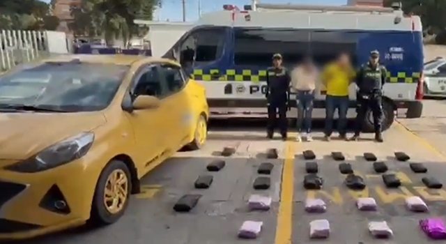 En un operativo en la localidad de Tunjuelito, la Policía de Bogotá capturó a un hombre y una mujer que transportaban 26.000 dosis de marihuana ocultas en un taxi.