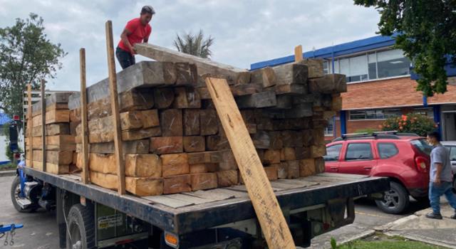 La CAR y la Policía de Carabineros incautaron más de 15 metros cúbicos de madera transportada sin permisos en Cundinamarca. El material era movilizado sin el salvoconducto requerido.