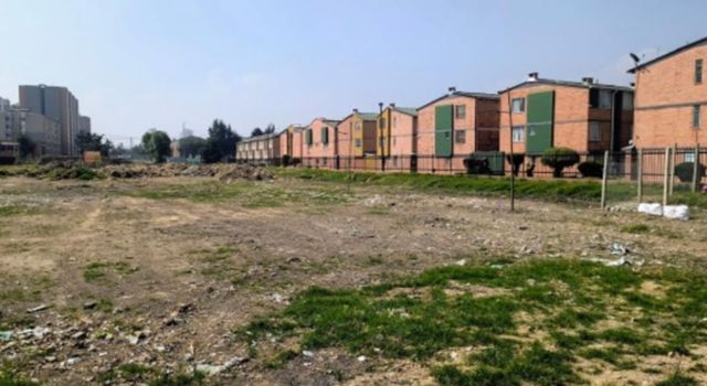 La CAR impuso una medida preventiva tras detectar un parqueadero ilegal en Bogotá, donde se removieron más de 5.000 metros cúbicos de cobertura vegetal sin autorización, afectando el suelo y otros recursos naturales.