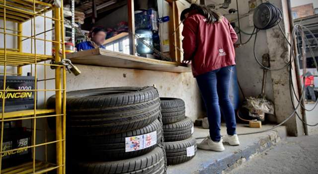 Autoridades realizaron inspecciones en montallantas de la calle 24, cerca del Aeropuerto El Dorado, tras denuncias sobre los pinchallantas en Fotibón. Dos establecimientos fueron cerrados por irregularidades.