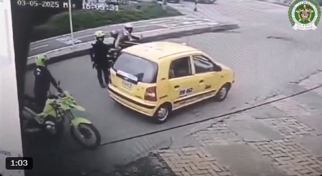 La Policía de Bogotá logró la captura de tres hombres por robo a domiciliario en Engativá, específicamente en el barrio Garcés Navas. Durante el operativo, se recuperó el dinero robado, un arma de fuego y un celular.