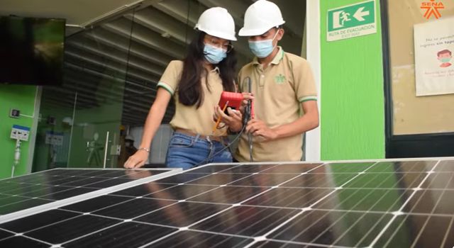 El SENA abrió inscripciones para cursos gratuitos en energías renovables. Es su oportunidad de aprender a instalar paneles solares con el SENA, una habilidad técnica muy demandada y bien remunerada en Colombia y el extranjero.