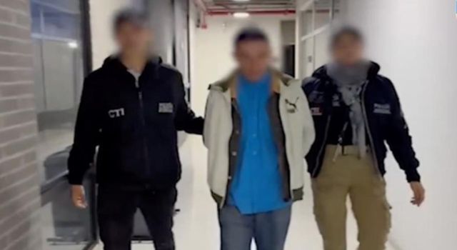 Una mujer secuestrada en Bosa logró pedir auxilio por una ventana tras ser retenida por su pareja. El agresor, hoy privado de la libertad, enfrenta cargos por secuestro y violencia intrafamiliar.