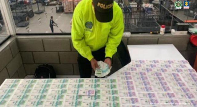 Una red criminal logró mover grandes sumas de billetes falsos por encomienda, sin levantar sospechas. Ocho presuntos integrantes de 'Los del Occidente' fueron capturados tras inundar el comercio con dinero adulterado