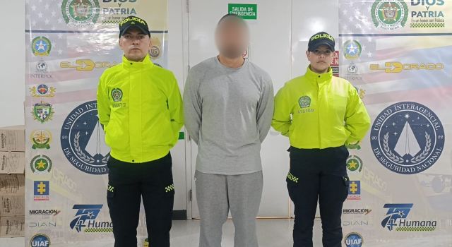 Tras más de dos años prófugo, uno de los delincuentes más buscados por robo a residencias fue capturado gracias a una operación internacional. Su historial lo vincula a violentos atracos en varias localidades de Bogotá.