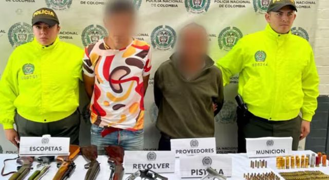 Tres personas fueron capturadas por integrar una red ilegal de armas que vendía y alquilaba armamento para comer hurtos en fincas y zonas rurales. Las autoridades incautaron escopetas, pistolas y munición de guerra.
