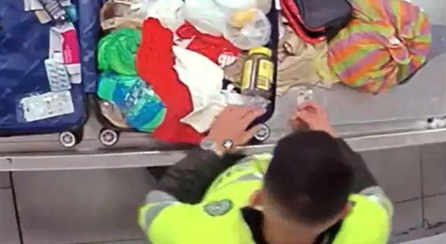 Las cámaras del aeropuerto grabaron a un policía robando en El Dorado mientras inspeccionaba equipajes. El video fue clave para su captura y traslado a prisión preventiva.