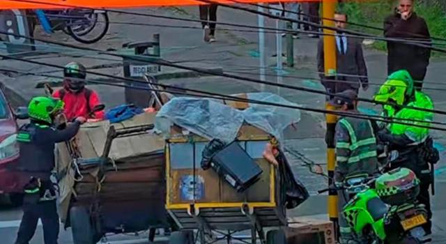 Dos hombres aprovecharon su disfraz de recicladores para robar una chimenea en Chapinero. Lo que no sabían es que sus movimientos eran seguidos en tiempo real desde el C4
