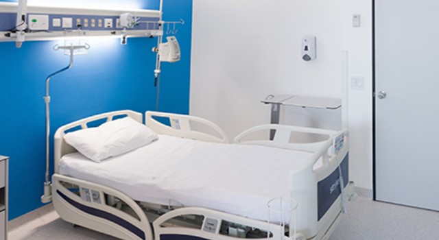 Desde la medianoche del 2 de abril, el servicio de urgencias de la Clínica Roma dejará de operar. La medida, anunciada por Colsubsidio, responde a la difícil situación financiera que enfrenta el sistema de salud.