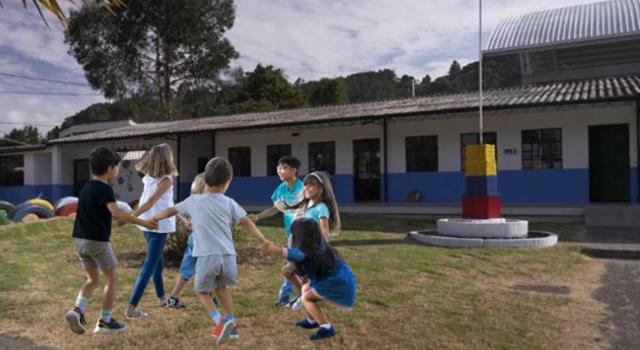 Más de 290 placas huella y 240 sedes educativas renovadas reflejan el impacto de las comunidades organizadas en la transformación rural de Cundinamarca, bajo el programa Obras con Capital Social.