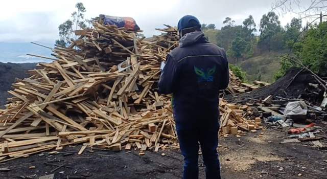 Una fábrica ilegal de carbón fue desmantelada en la vereda La Chacua, Soacha, con la captura de ocho personas. La actividad sin control genera graves riesgos ambientales y para la salud pública.