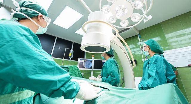 El envenenamiento con talio, un metal altamente tóxico, habría sido la causa de la muerte de dos menores en Bogotá. Las autoridades investigan cómo ocurrió la intoxicación, que también dejó a un adulto y otro menor hospitalizado.
