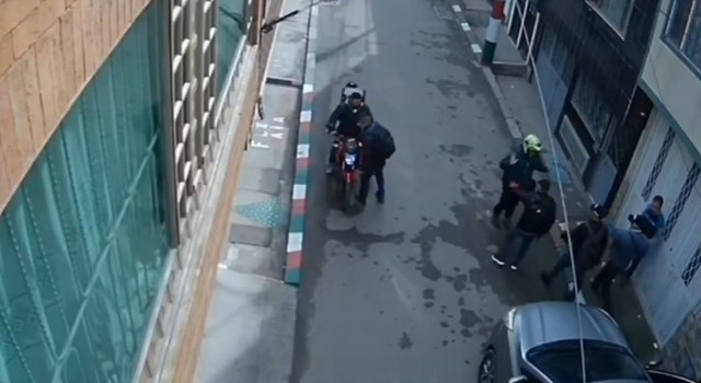 Un caso de extorsión en Bosa se presentó cuando tres hombres se hicieron pasar por funcionarios, amordazaron a un comerciante en su casa y escaparon con $128 millones. La Policía los capturó tras una intensa persecución.